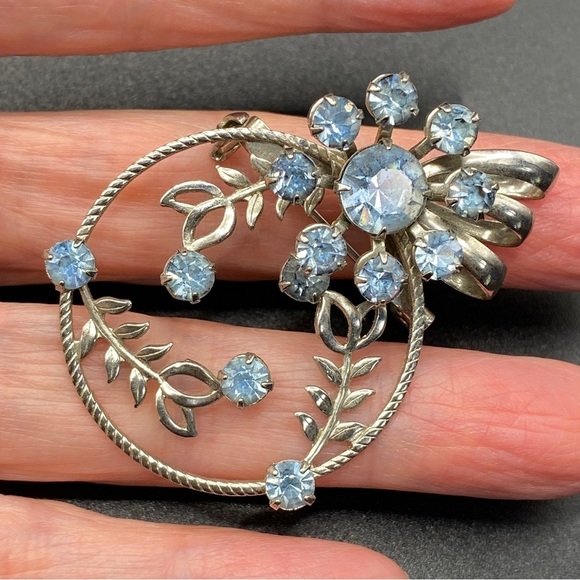 Vintage Silvertone Blue Rhinestone Grandmacore Brooch - Picture 1 of 6